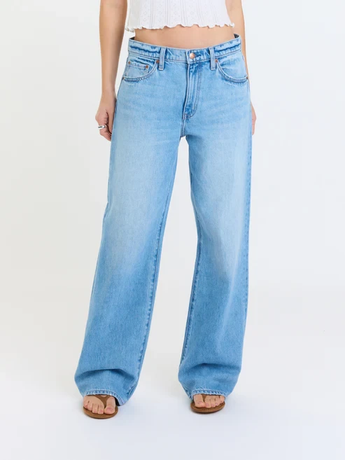 Daze Denim Women's 2k Mid Rise Relaxed Baggy Jeans in Pulse full length view