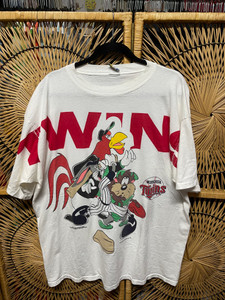 Vtg Looney Tunes MLB Minnesota Twins White AOP T-Shirt Size XL Vtg Looney Tunes MLB Minnesota Twins White AOP T-Shirt Size XL