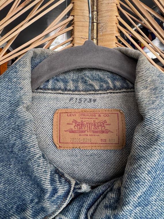 Vintage Levi 70506 [Levis 70506-0216] Medium Wash Denim Jacket Size 40R