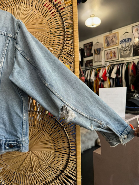 Vintage Levi 71205 [Levis 71205-0217] Medium Wash Heavily Distressed Denim Jacket Size 44L
