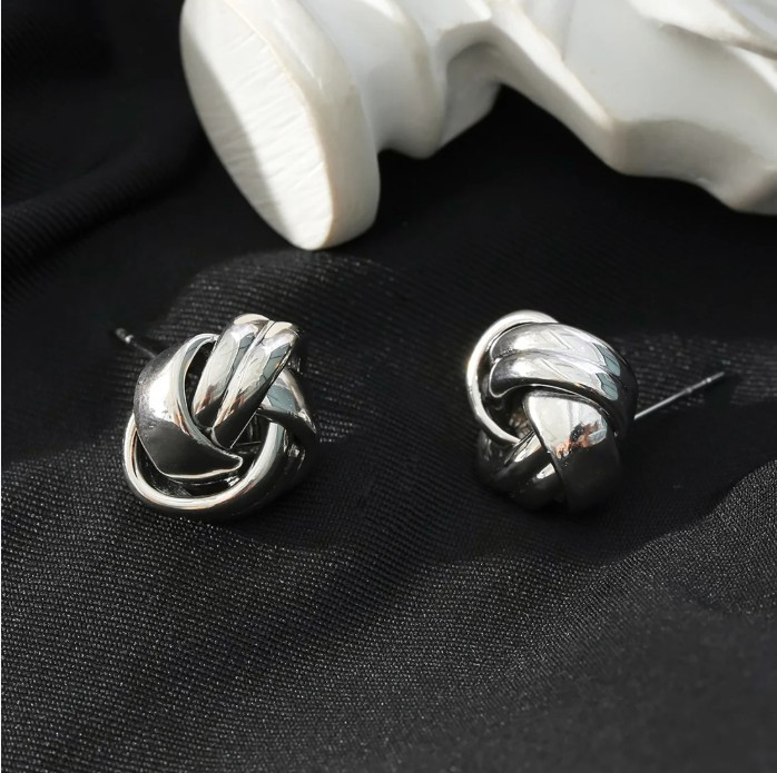 Jatani knot stud-white gold 