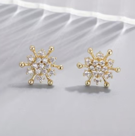 Small Snowflake stud-Gold
