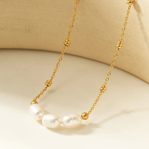Daminna 3 Pearl necklace
