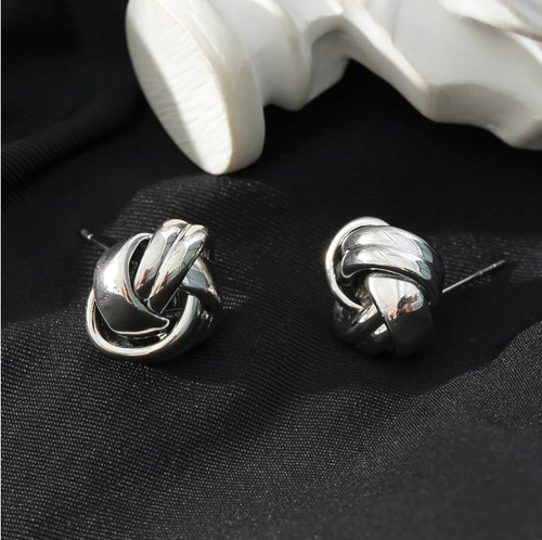 Jatani knot stud-white gold 