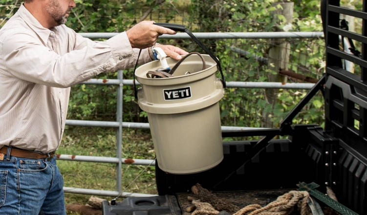 Yeti Loadout Bucket  5 Gallons - Desert Tan
