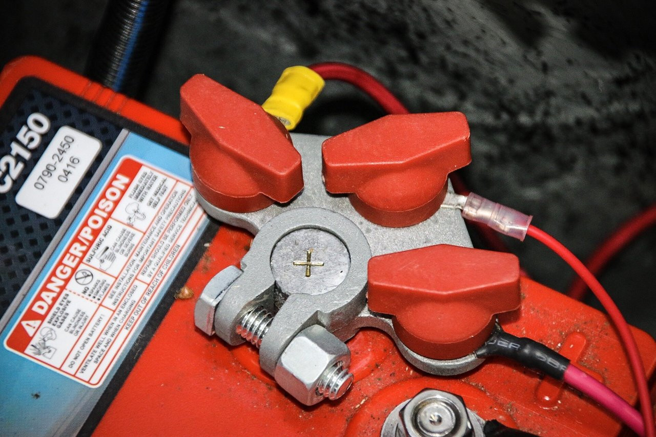 TH Marine Hydra Multi-Connection Marine Battery Terminals 5-Way 