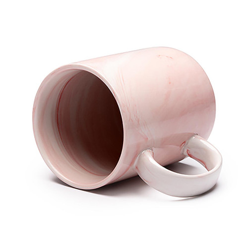 Taza con acabado efecto mármol