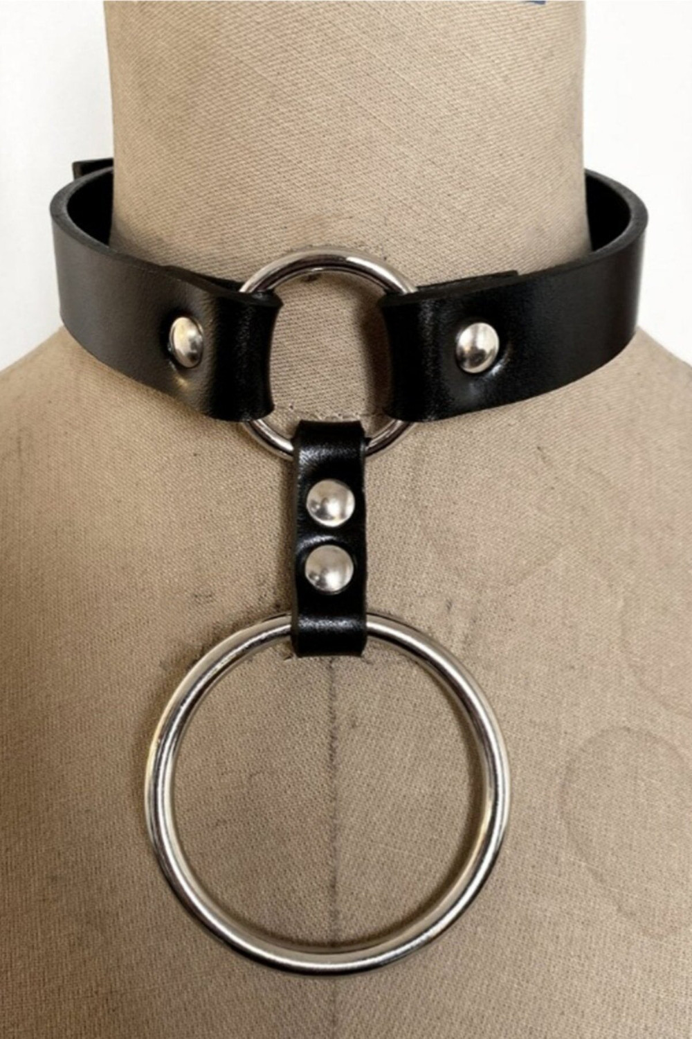 Large And Small Ring Detailed Adjustable Leather Choker