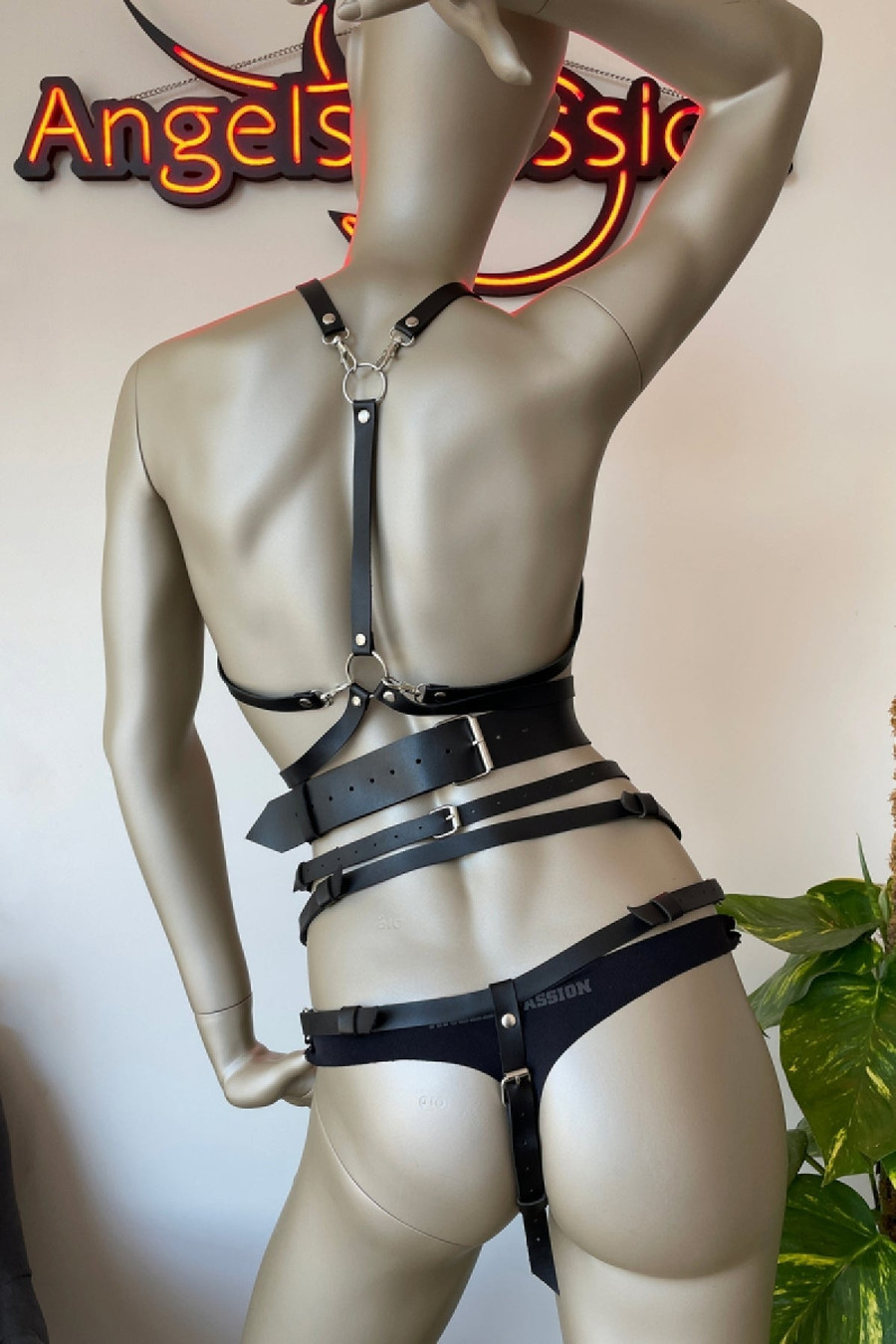 Sleek Master Thigh Harness for Parties
