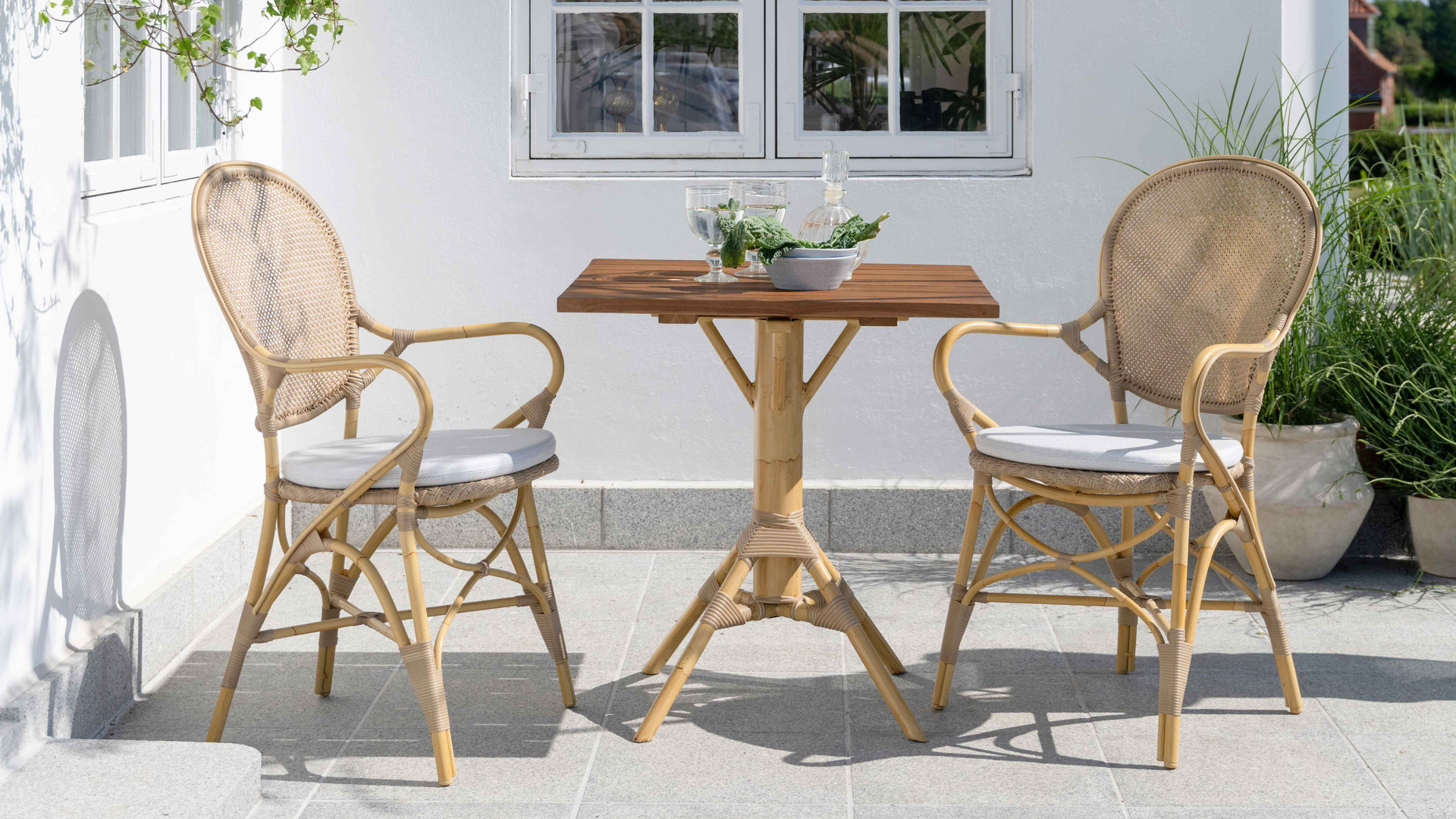 Outdoor Tables & Bases