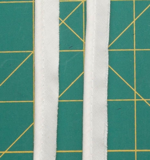 High-quality off-white 22mm bias piping for quilt borders, perfect for adding a professional finish to your quilting projects. High-quality off-white 22mm bias piping for quilt borders, perfect for adding a professional finish to your quilting projects.