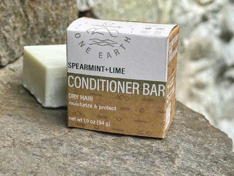 Conditioner bar for dry hair, Spearmint-Lime aroma. Naked bar and compostable box. Conditioner bar for dry hair, Spearmint-Lime aroma. Naked bar and compostable box.