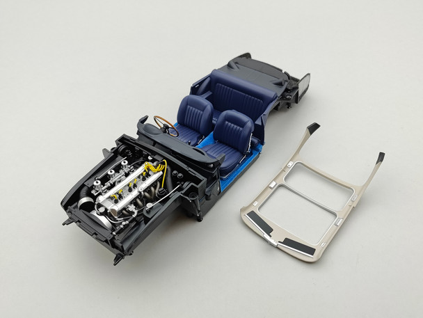 Aston Martin DB5 Caribbean Pearl Blue - Interior / Engine