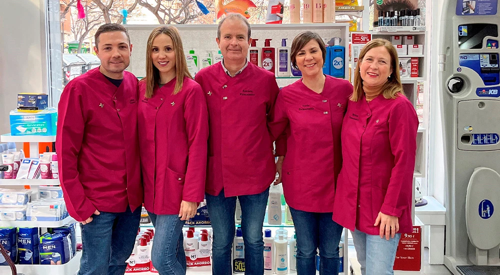 Interior de la Farmacia Fra, en A Coruña
