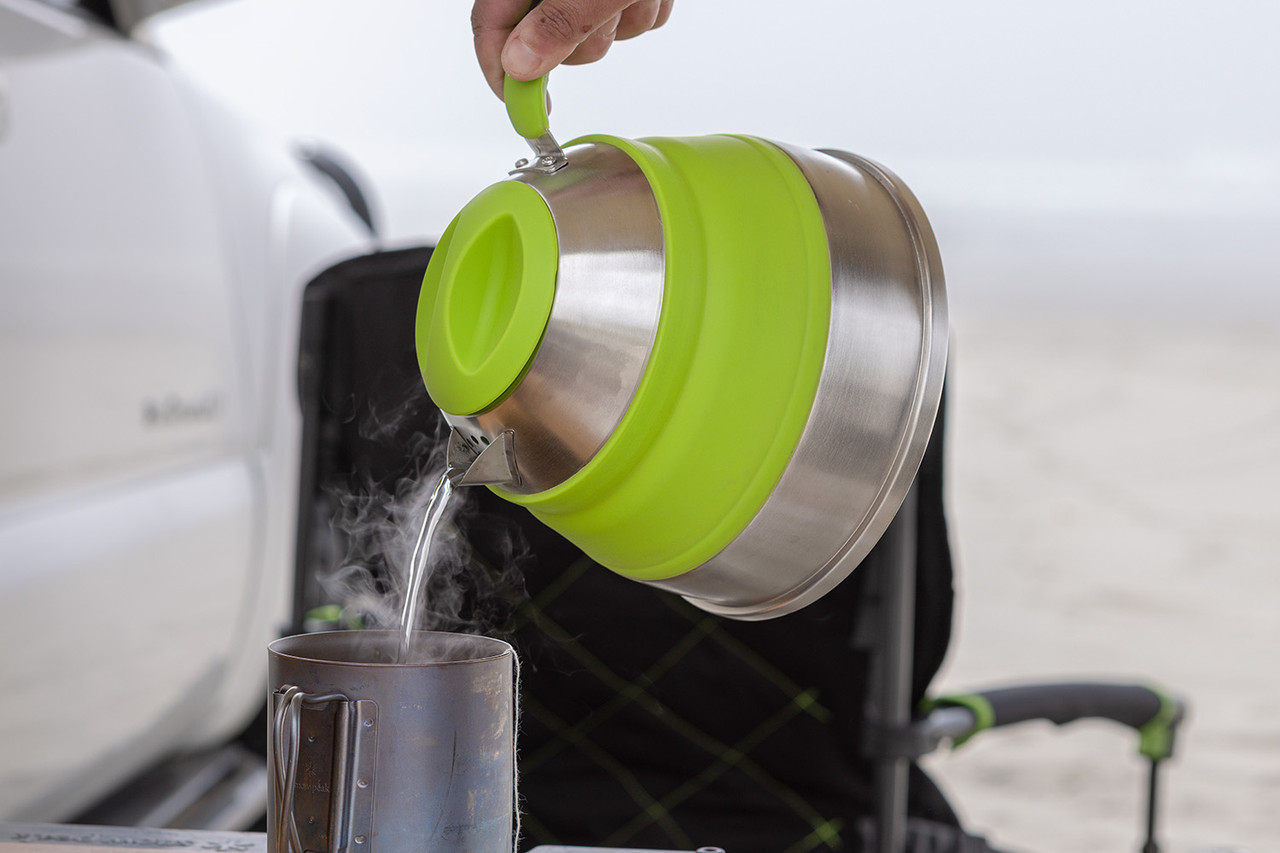 https://cdn11.bigcommerce.com/s-pusehjx/images/stencil/1280x1280/products/5288/19738/Collapsible_Silicone_Kettle_Pouring_1500x1000__29582.1663832409.jpg?c=2