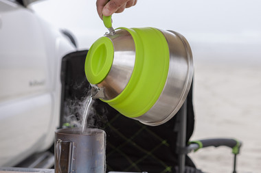 https://cdn11.bigcommerce.com/s-pusehjx/images/stencil/380x380/products/5288/19738/Collapsible_Silicone_Kettle_Pouring_1500x1000__29582.1663832409.jpg?c=2