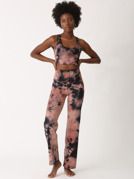 ELECTRIC & ROSE 'ELLA' PANT
Ella is a high waist, slim fit lounge pant made of signature nylon spandex fabric and hand dyed in Los Angeles using a crystal wash dye technique
Fabric: 85% Nylon, 15% Spandex.
Color-way: Epic (Amber / Onyx).
Models are 5'9" and 5'9 1/2" and both wearing size small.
Machine or hand wash. Hang dry with love.
Made in the USA ELECTRIC & ROSE 'ELLA' PANT
Ella is a high waist, slim fit lounge pant made of signature nylon spandex fabric and hand dyed in Los Angeles using a crystal wash dye technique
Fabric: 85% Nylon, 15% Spandex.
Color-way: Epic (Amber / Onyx).
Models are 5'9" and 5'9 1/2" and both wearing size small.
Machine or hand wash. Hang dry with love.
Made in the USA