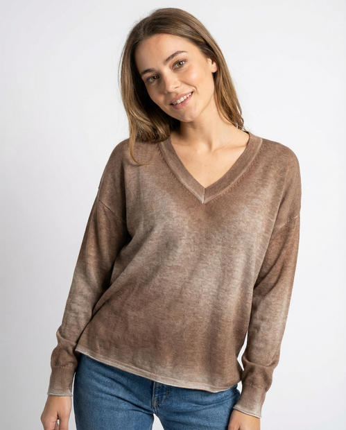 WOMEN'S AROVRSCIO LIGHTWEIGHT V-NECK SWEATER IN PECAN - FRONT VIEW