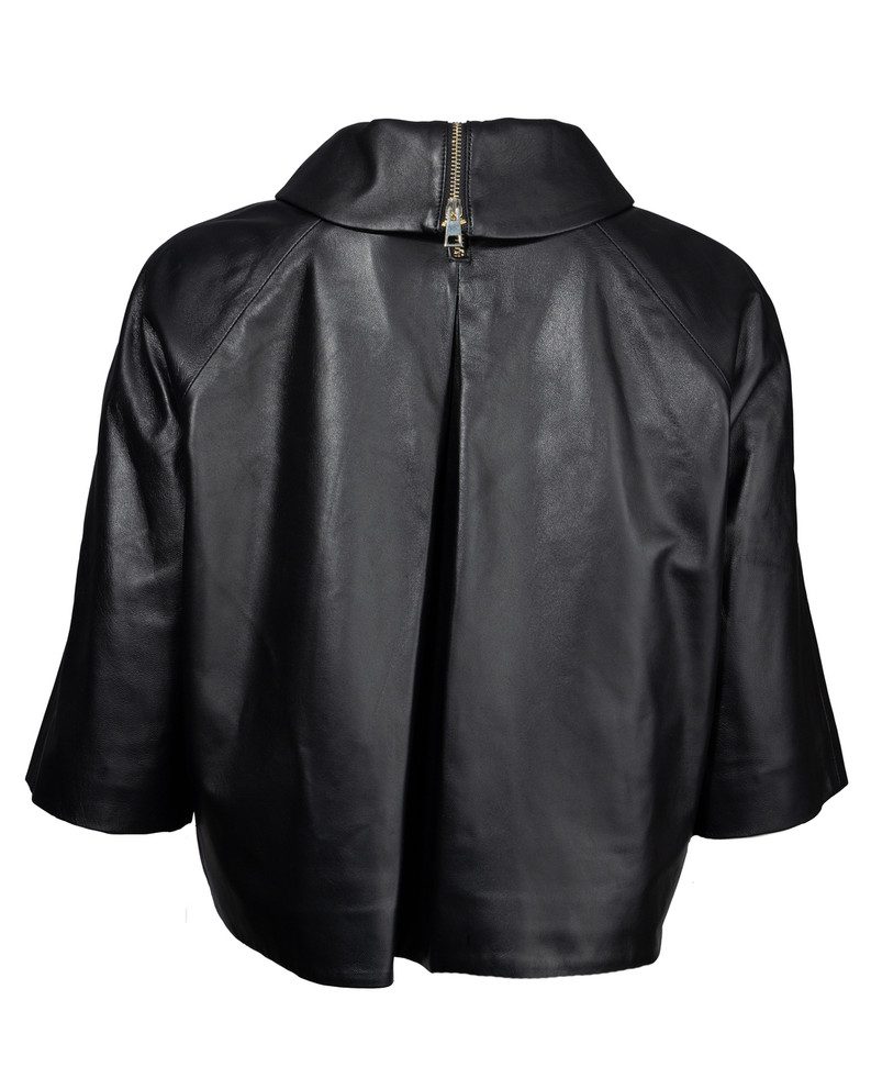 SUPREMA CROPPED JACKET
Half sleeve
Two snap closure
Zipper detail on back
Collared
A-line cut
100% leather
