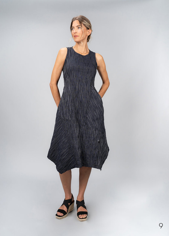 PORTO 'TROPHY DRESS' IN NAVY 
