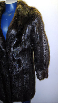 Vintage Used Full skin beaver (big rip in left arm) Vintage Used Full skin beaver (big rip in left arm)