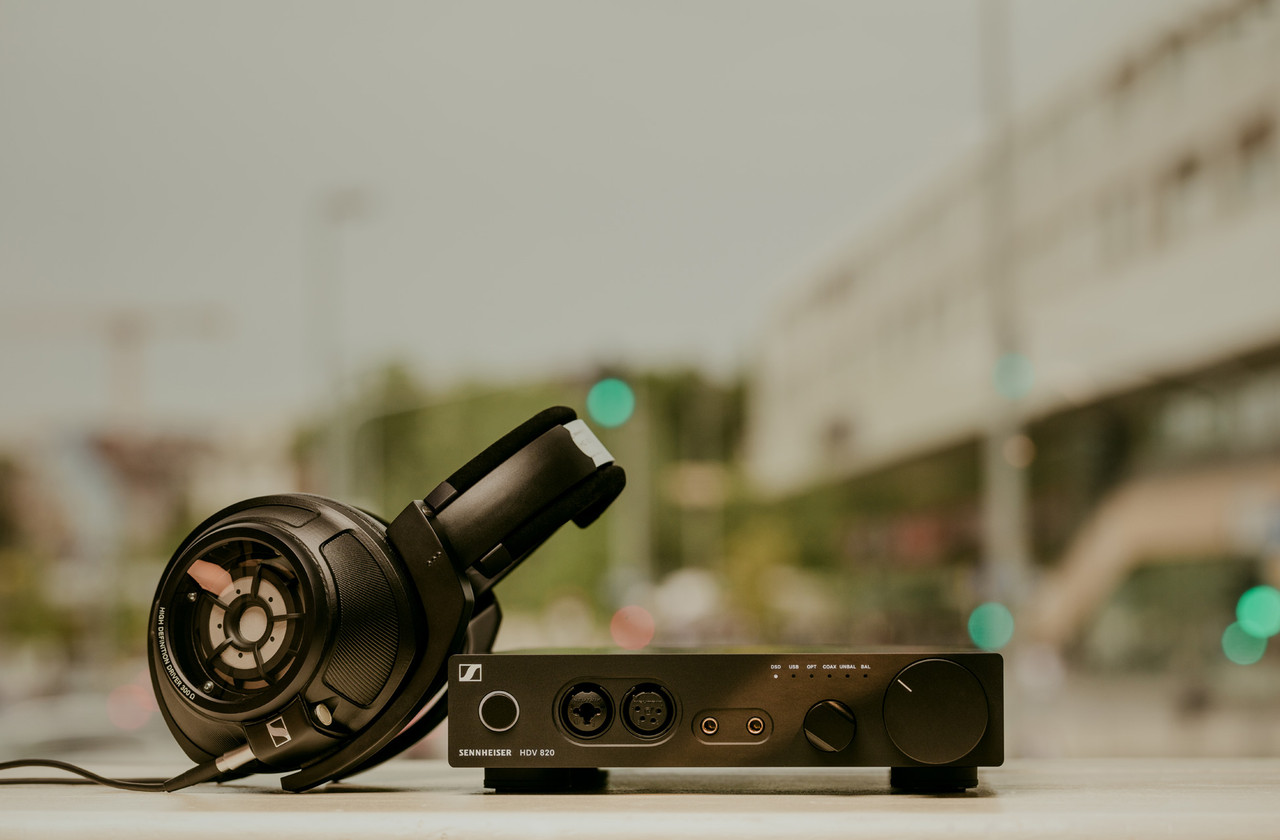 Sennheiser HD 820 - Auriculares de diadema con cierre de oreja, color negro