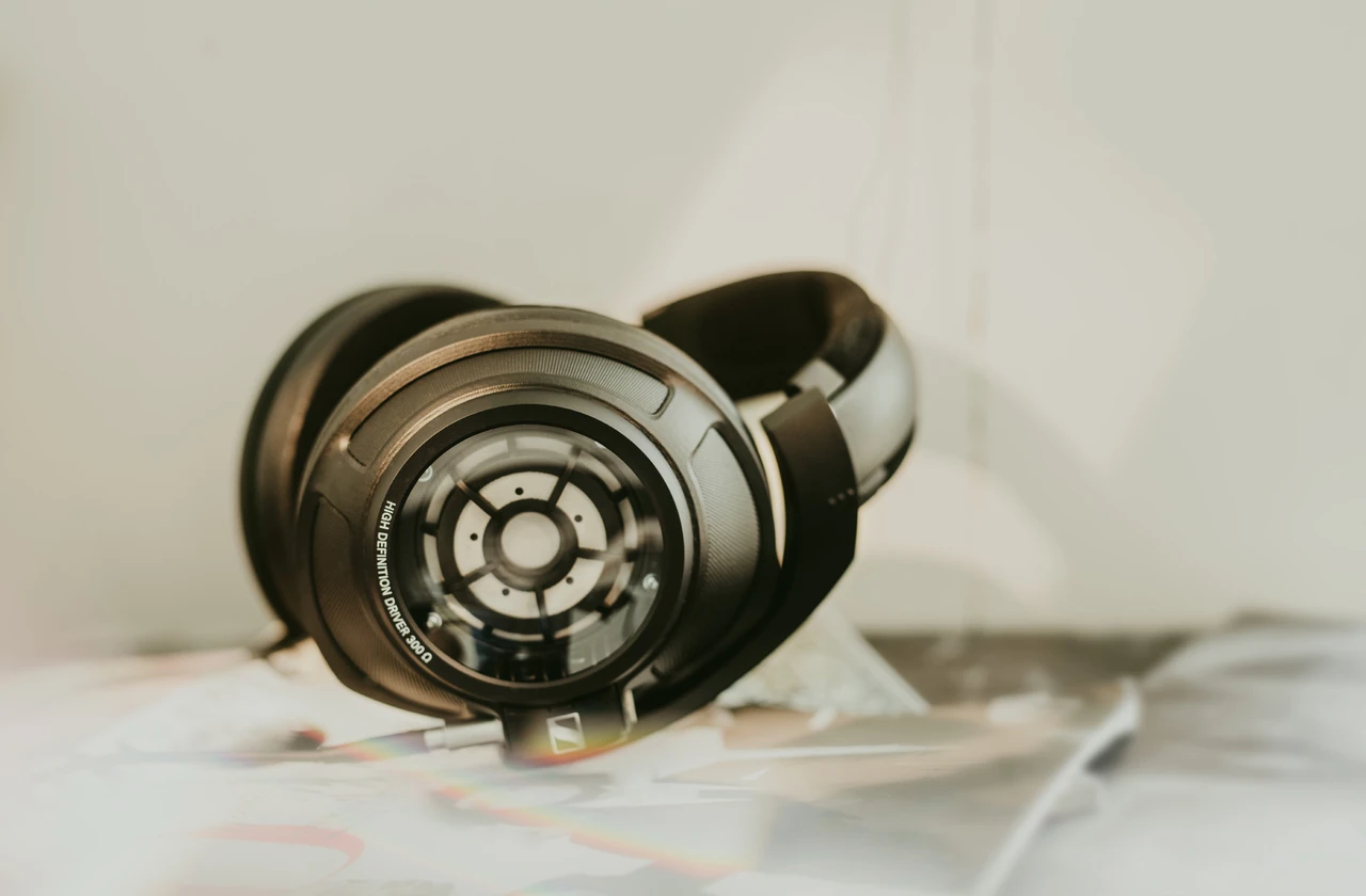 Sennheiser HD820 | Over Ear Closed Back Headphones | Richer Sounds