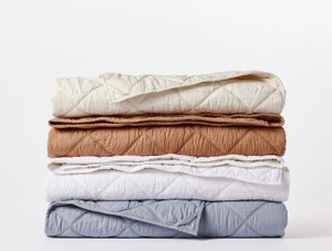 A comfortable year-round comforter with relaxed drape that’s made of our versatile Crinkled Percale fabric. A comfortable year-round comforter with relaxed drape that’s made of our versatile Crinkled Percale fabric.