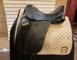 Used 18" County Connection Dressage Saddle M SH