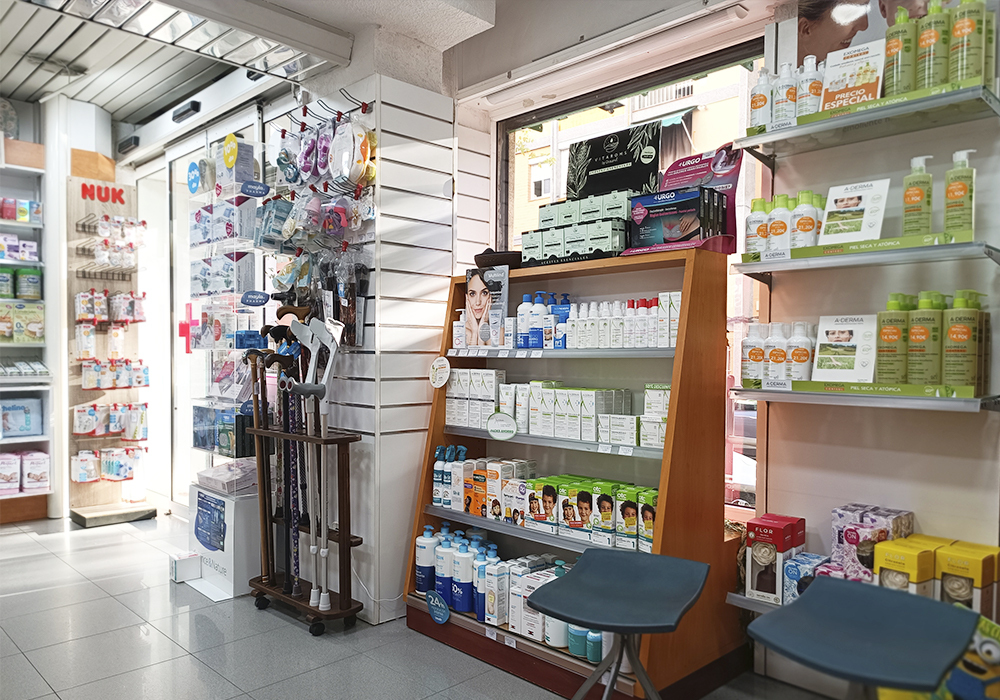 Interior de la Farmacia Romero Isla en Cornellá de Llobregat, Barcelona