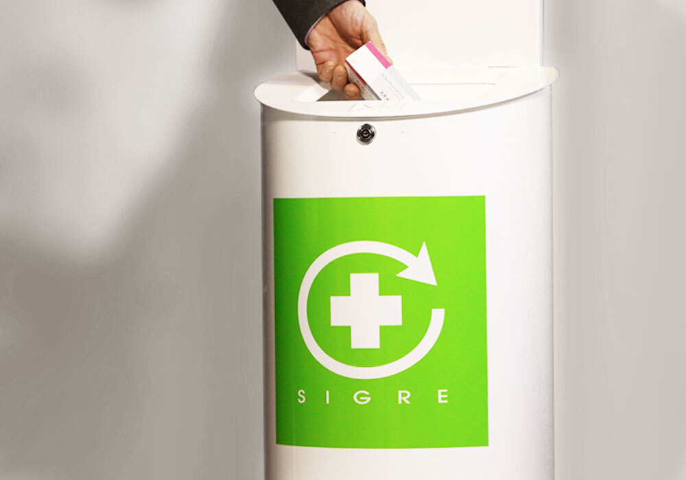 Sigre, punto verde de reciclaje en Farmacia Romero Isla en Cornellà de Llobregat, Barcelona