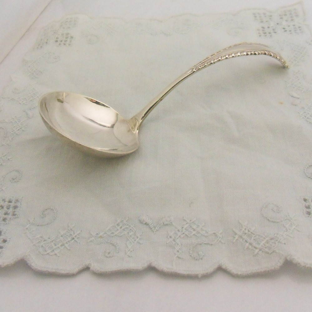 Pretty silver sauce ladle hallmarked Birmingham 1987 - Woodbridge Antiques