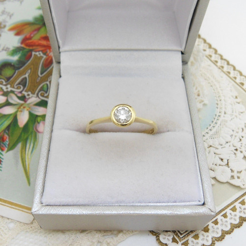 Vintage 18ct yellow gold 0.33ct diamond solitaire ring size O