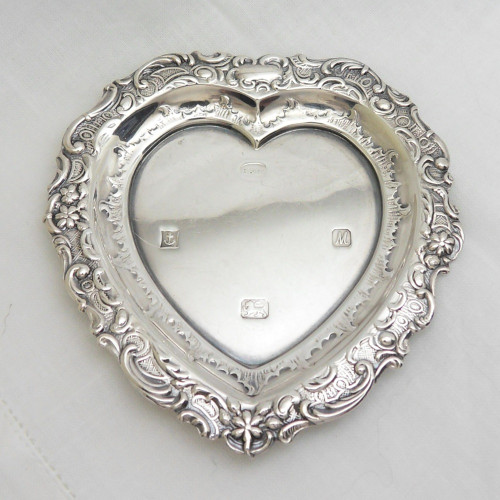 Heart shaped silver trinket dish hallmarked Birmingham 1986