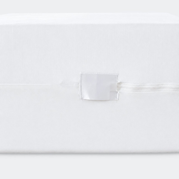 Detail image of Hybrid bed bug mattress cover zipper enclosure.