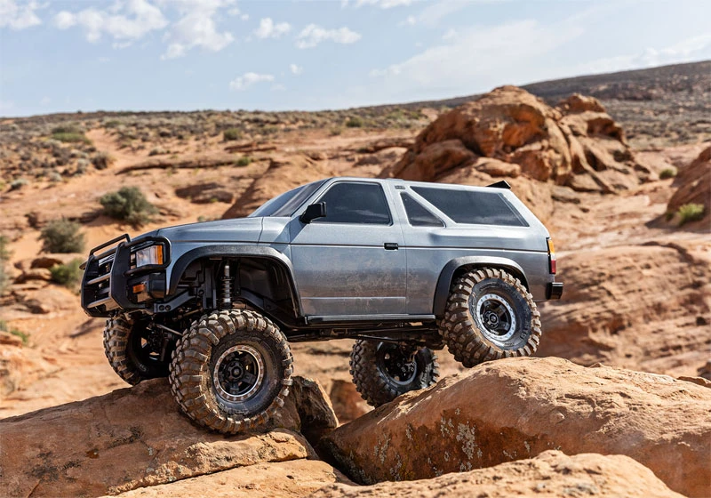 Traxxas TRX-4 Nissan Pathfinder Truck 4WD RTR Rock Crawler Trail Truck & FREE LIPO BATTERY AND USB-C LIPO CHARGER