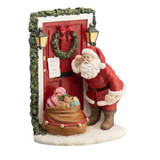 BKXMAS30820 Santa At The Front Door Figurine