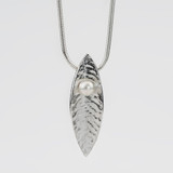 Martina Hamilton Medium Leaf Pendant_10001