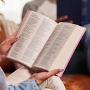 NKJV, Gift and Award Bible, Leather-Look, White, Red Letter, Comfort Print
