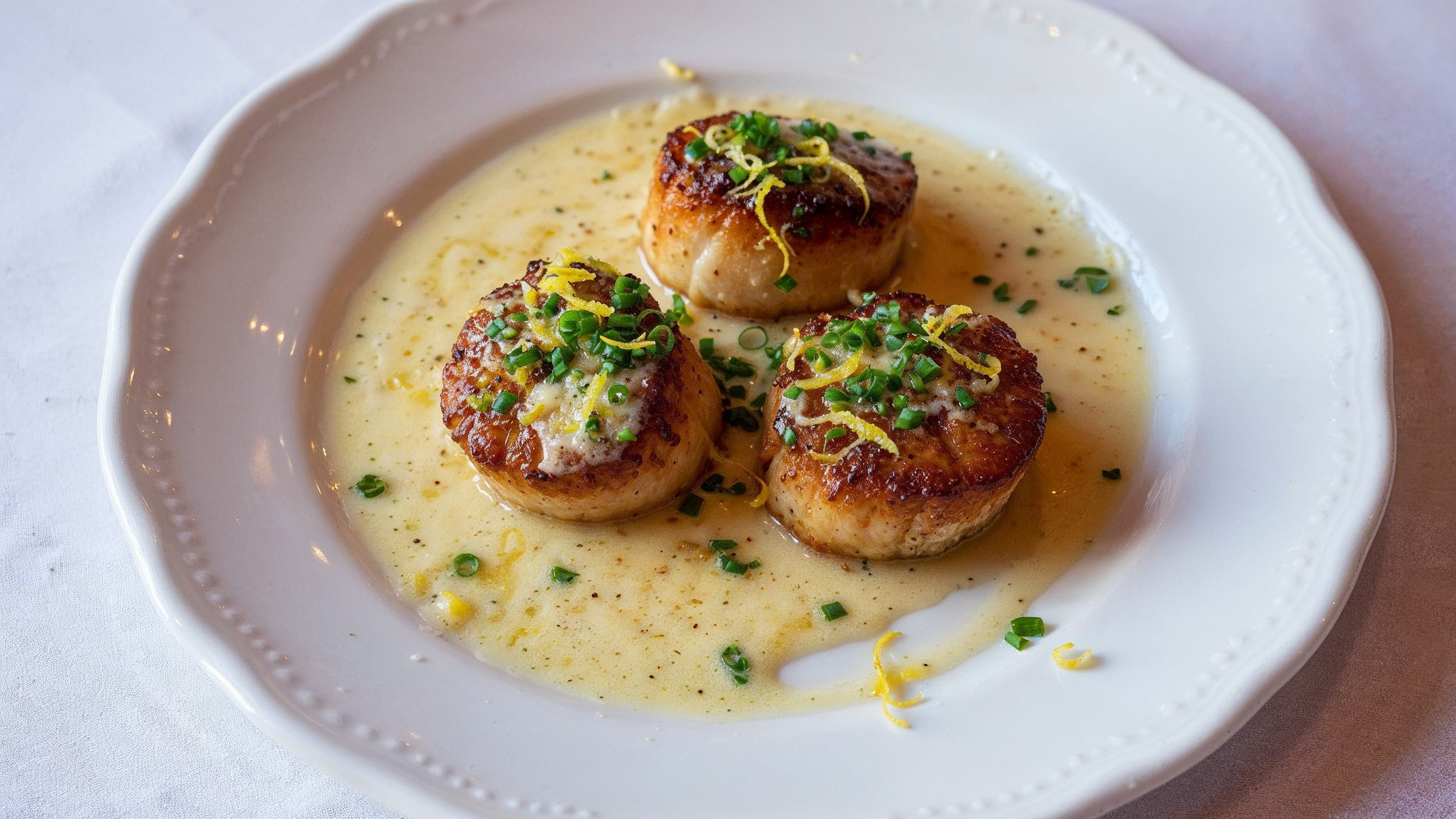 Seared scallops in lemon butter