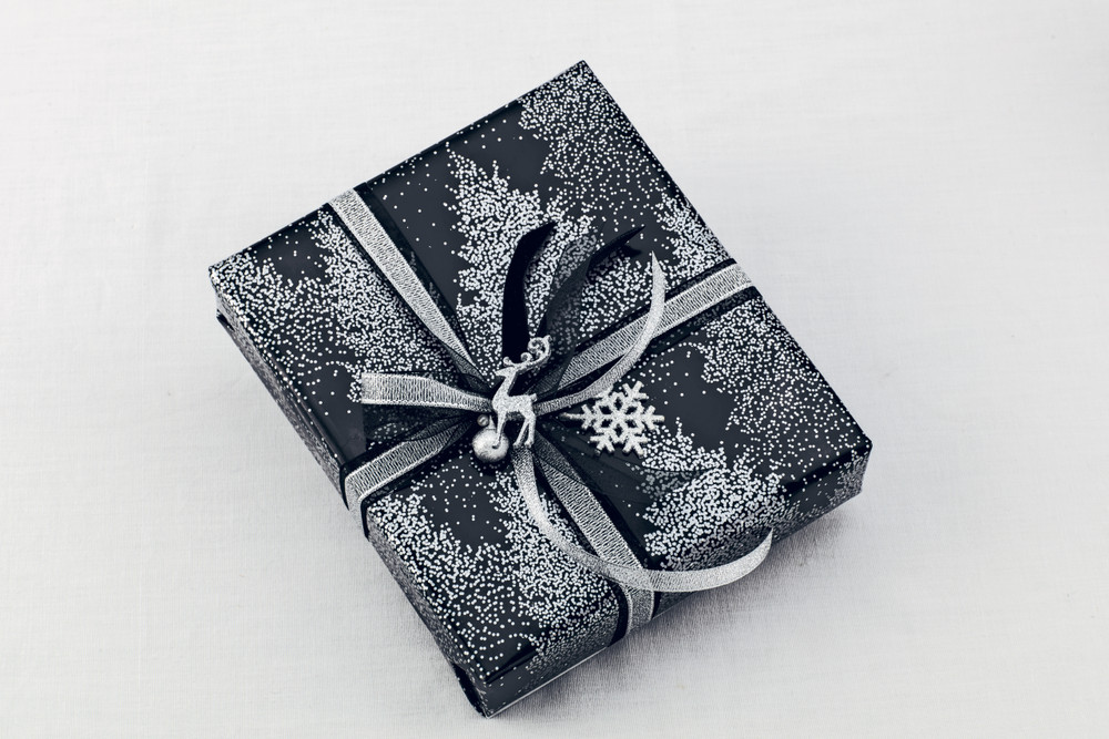 Shimmering Silver Gift Wrapping Papers - 12 Sheets (9780804852135)