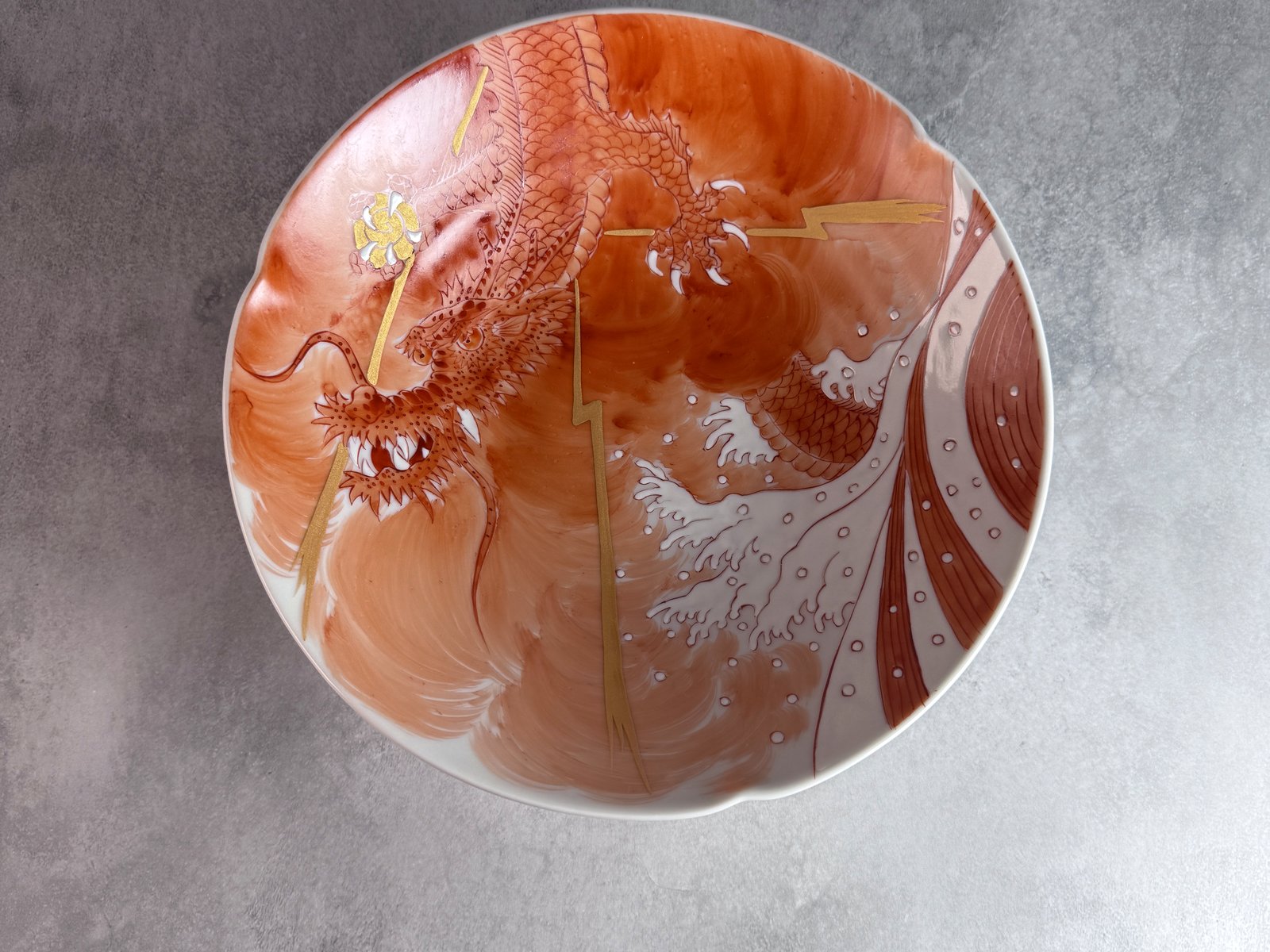 Akae-style Kutani-yaki dragon plate seen from above