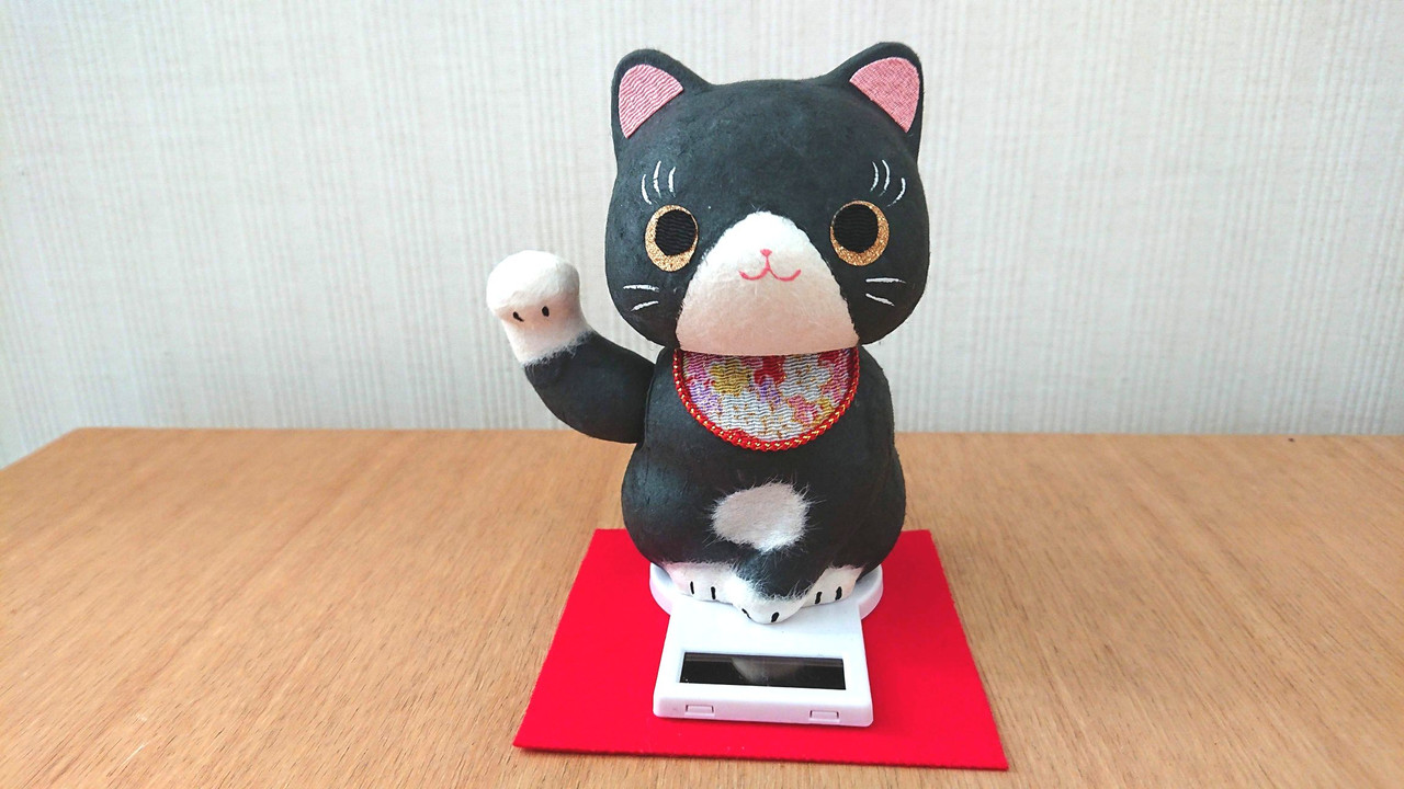 solar powered waving lucky cat