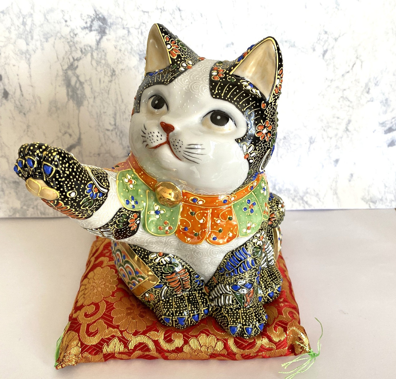 Kutani yaki Maneki Neko High fives Japanese Lucky cat Black Deko