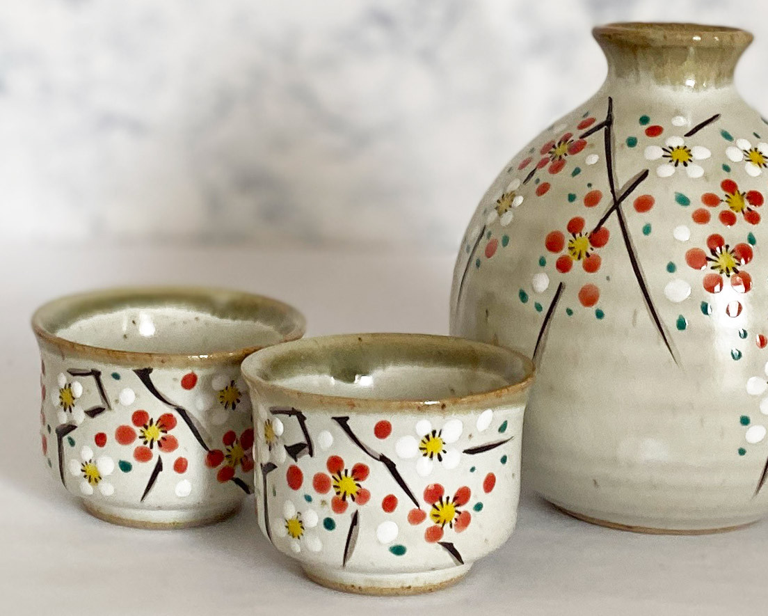 Kutani yaki ware Japanese Sake bottle and cup set - Thumbnail 5