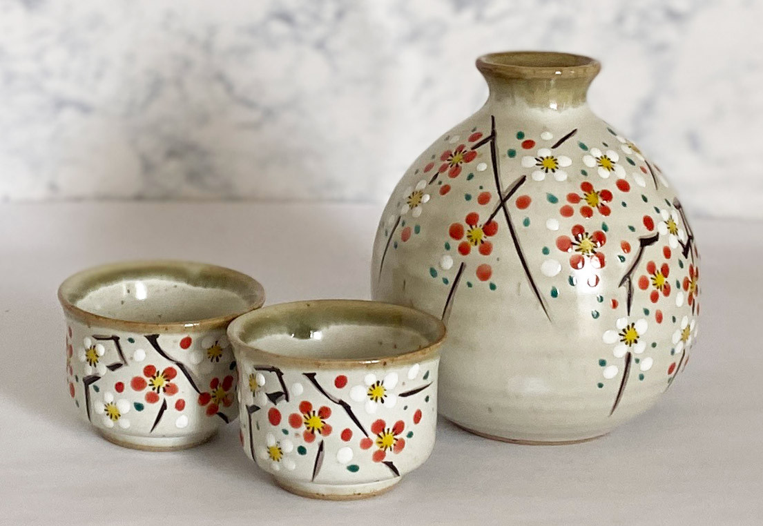 Kutani yaki ware Japanese Sake bottle and cup set - Thumbnail 4