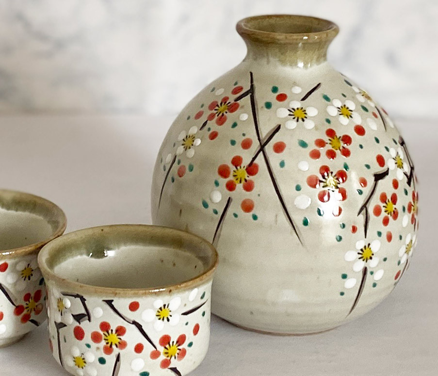 Kutani yaki ware Japanese Sake bottle and cup set - Thumbnail 2