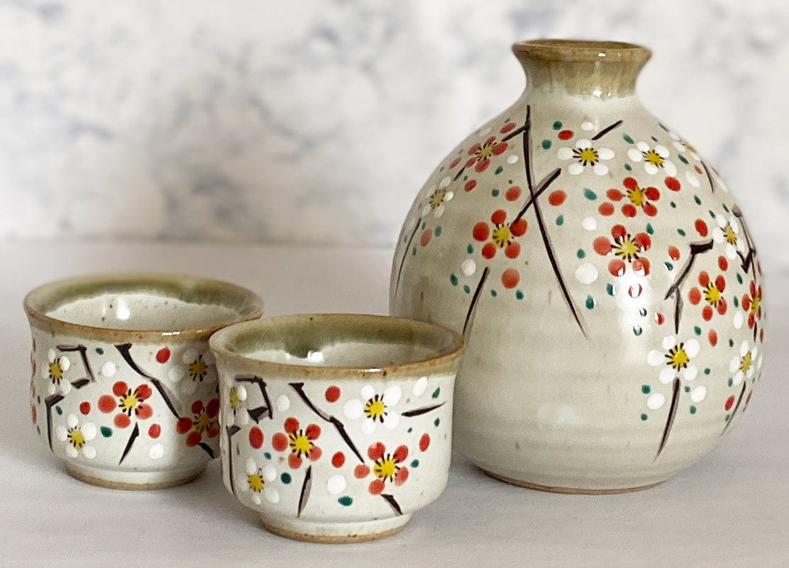 Kutani yaki ware Japanese Sake bottle and cup set - Thumbnail 3