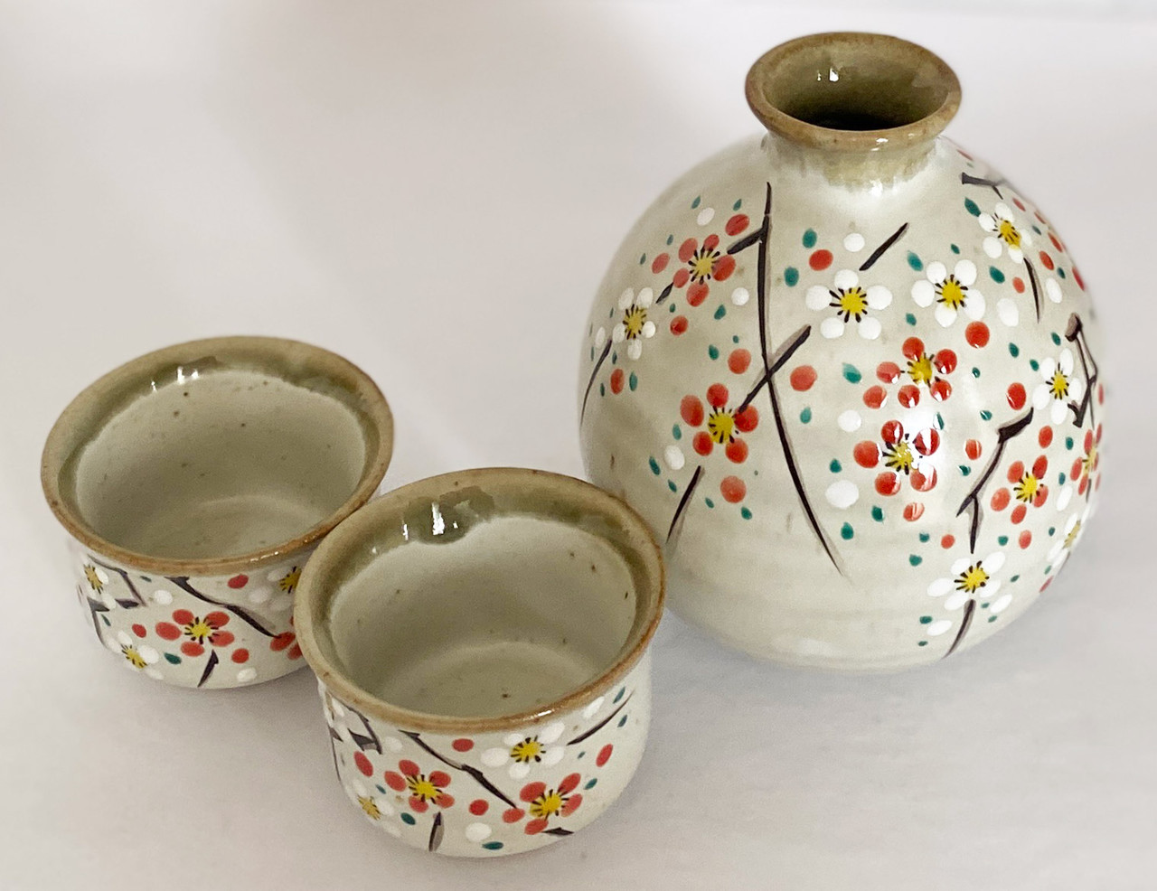 Kutani yaki ware Japanese Sake bottle and cup set