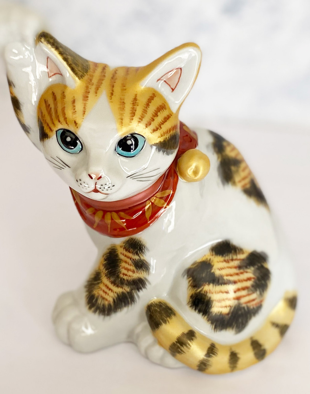 Maneki neko Kutani yaki ware Japanese lucky cat Sideways cat